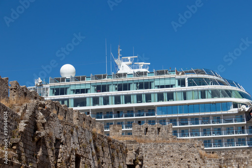 Cruise ship in the port of Rhodes © Stockfotos
