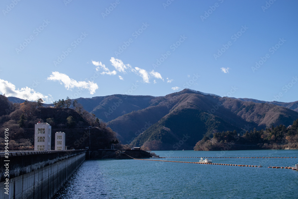 冬の小河内ダムと奥多摩湖