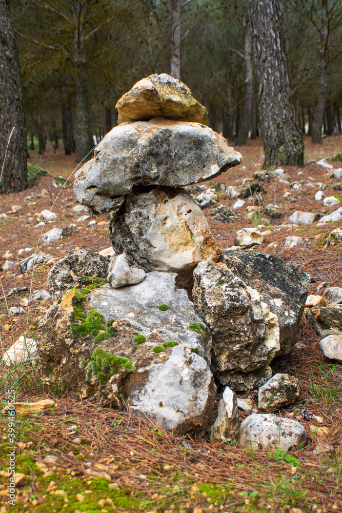 Hito de piedras para señalar el camino Hito de piedras para señalar el camino