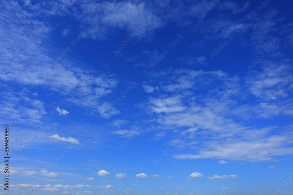 Obraz premium Background picture bright blue sky and white clouds