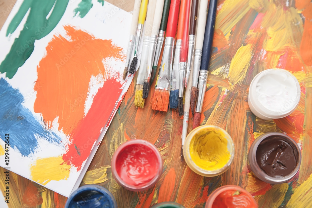 Obraz premium Paintbrush on watercolor painted background. Art. Hobby