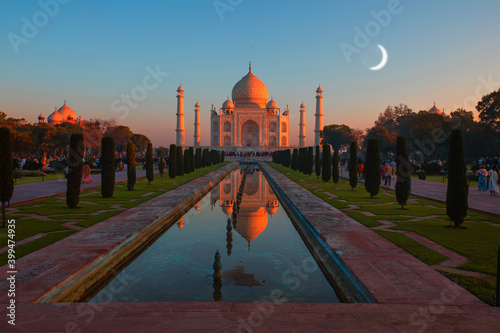 Photography Taj Mahal with crescent moon at sunrise - Agra, India