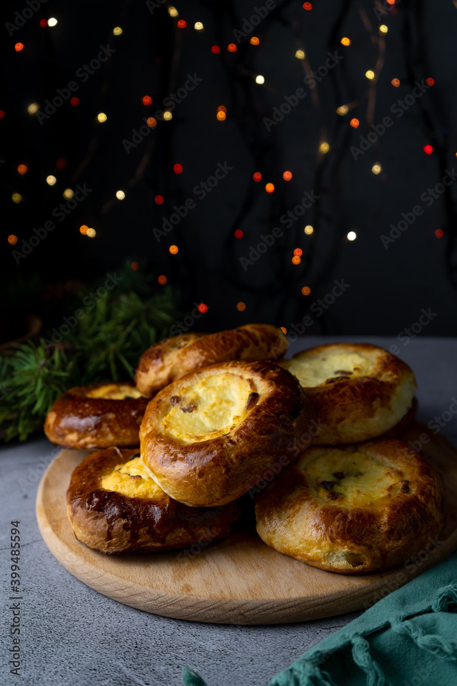 Traditional Russian baking pastry vatrushka, round buns, curd tart selective focus, closeup. Cheesecake with cottage cheese. Rustic food Photography.