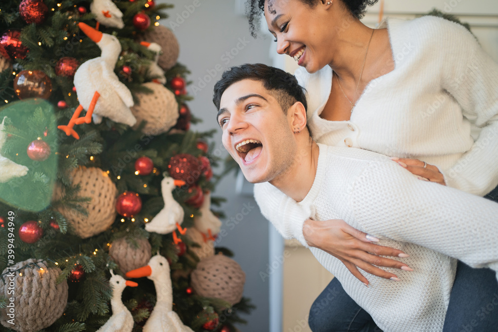 Φωτογραφία Celebrate new year and Christmas together in a new large apartment in the living room in the mortgage
