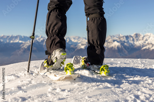 sport in alta montagna con la neve