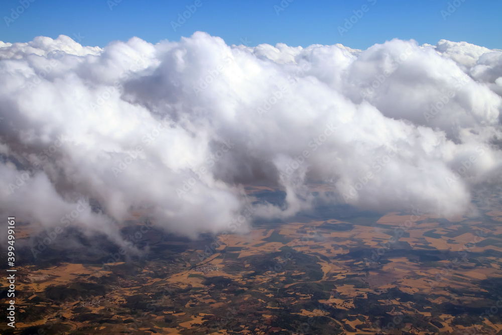 Nubes sobre los campos de cultivo de la provincia de Guadalajara en España. Fotografía aérea tomada desde la ventanilla de un avión de pasajeros.