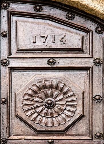Détail de porte sculptée au Malzieu-Ville, France