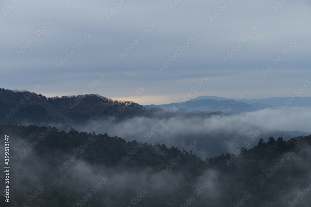 靄かかる山