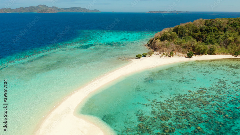 Obraz premium aerial seascape tropical island with sand bar, turquoise water and coral reef. Ditaytayan, Palawan, Philippines. tourist boats on tropical beach. Travel tropical concept. Palawan, Philippines