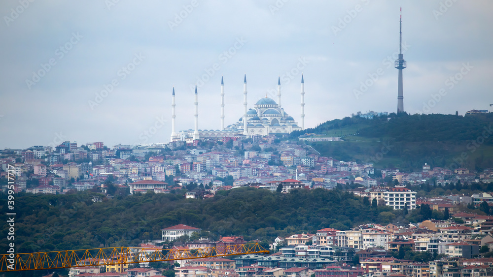 Fototapeta premium Camlica Mosque on the hill Istanbul, Turkey