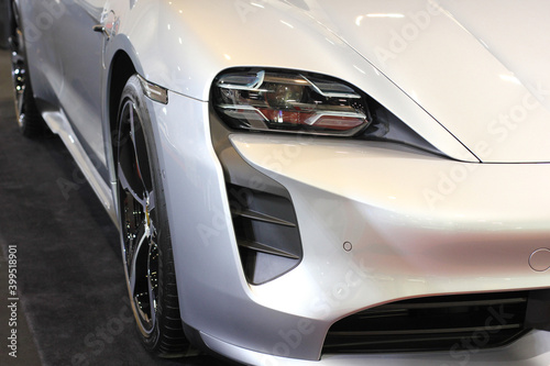 Detailing the headlights of modern luxury sports cars © songwut
