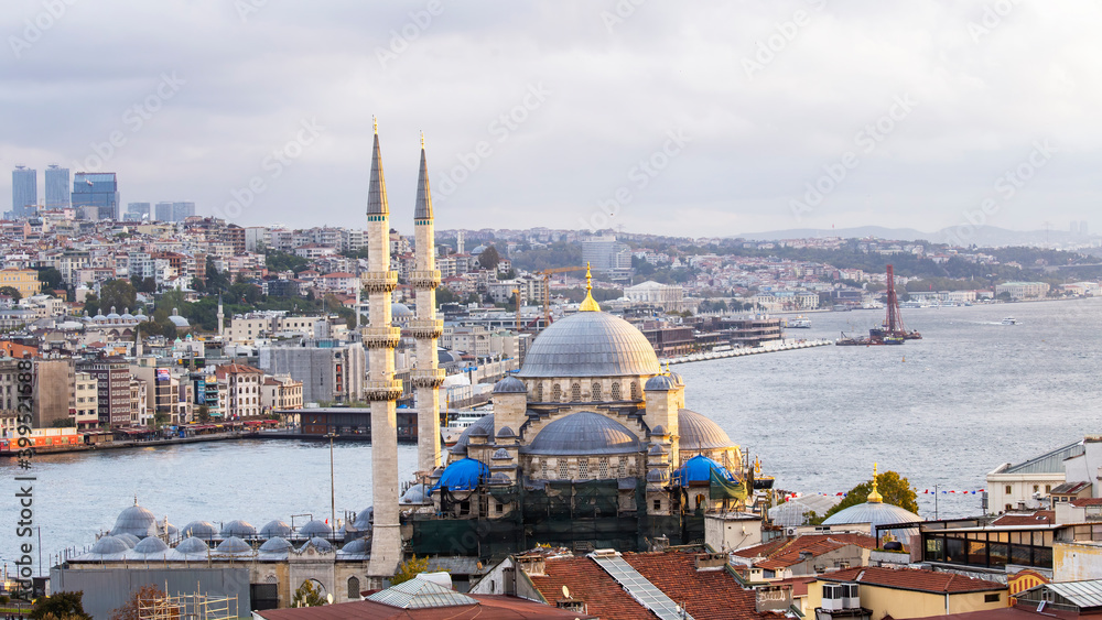Fototapeta premium New Mosque and city view of Istanbul, Turkey