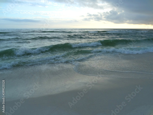 Fototapeta Naklejka Na Ścianę i Meble -  Side Angle of Ocean Waves