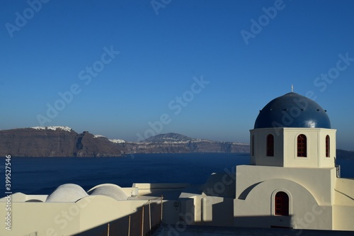 Kirche in Oia mit Blick auf die Caldera von Santorini