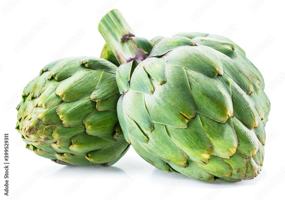 Obraz premium Artichoke flower edible bud isolated on white background.