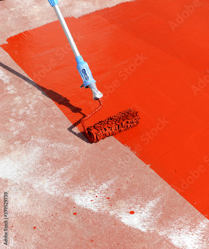 Pintura impermeabilizante de caucho acrílico rojo. Pintura antigoteras photo