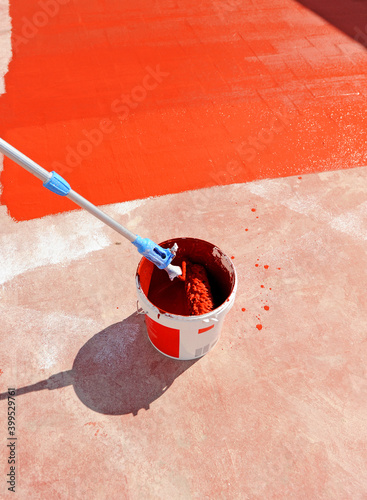 Pintura de caucho roja para terrazas y cubiertas. Pintura anti goteras photo