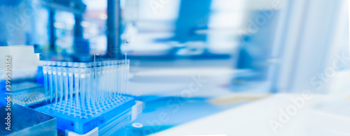Obraz na płótnie Robotics technology background. blue 96 well roboter head in genetics and medical laboratory. Medical diagnostics and research in futuristic fourth industrial revolution. Banner with free space w salonie
