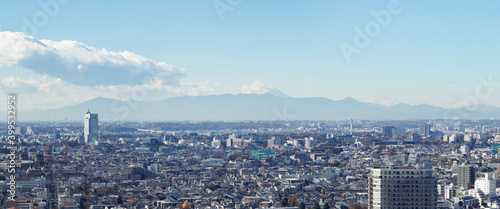 青空を背景に世田谷三軒茶屋から見た富士山方面のパノラマ画像