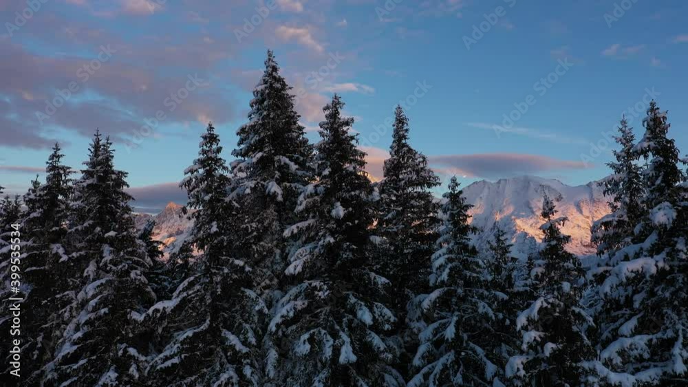 Vue aérienne par drone du Massif du Mont Blanc depuis la station de ski de Saint Gervais Les Bains, France