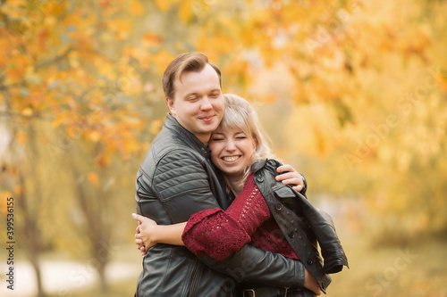 Young lovers hug and smile in the Park in autumn © Елизавета Шишова