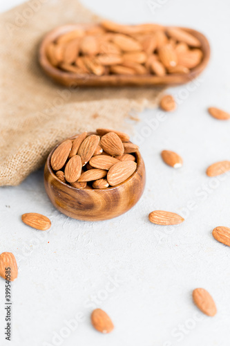 Shelled almonds and hulled almonds 