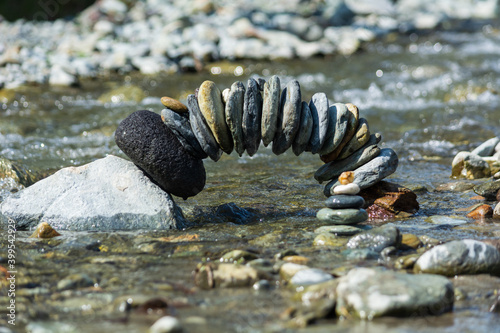 equilibrio de piedras en la naturaleza, arte natural, meditacion y yoga para el alma