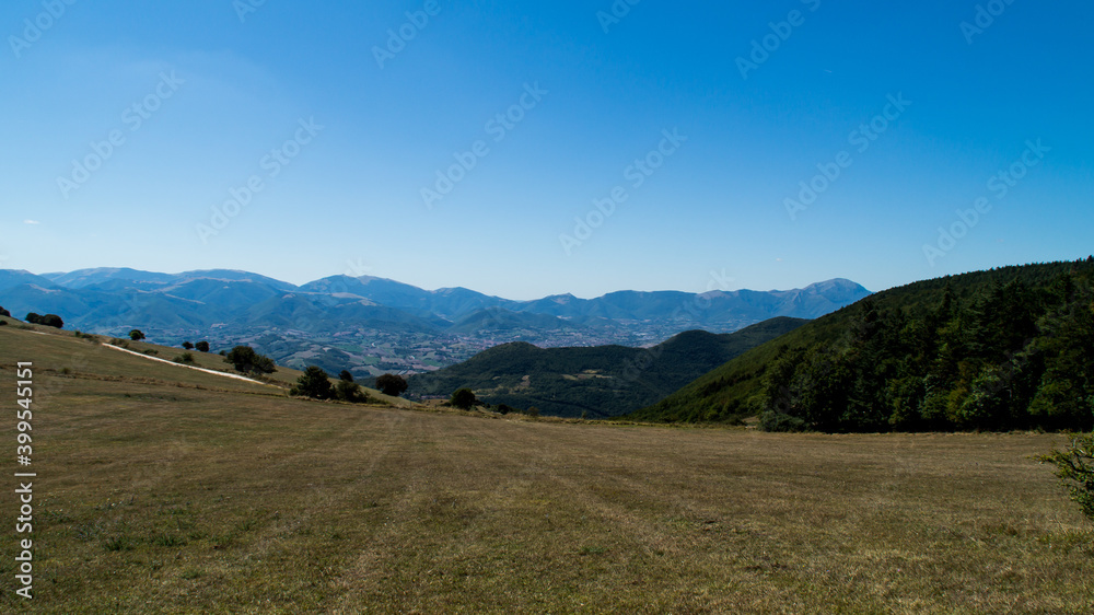 Vista lungo il sentiero di montagna a Poggio San Romualdo nelle Marche