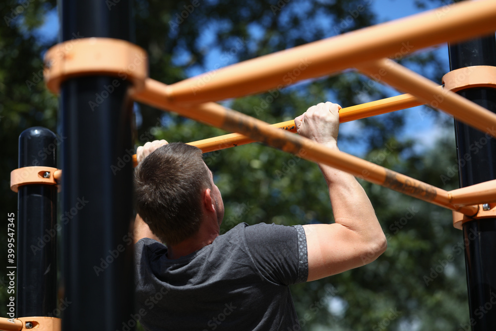 Obraz premium Athlete doing strength exercises