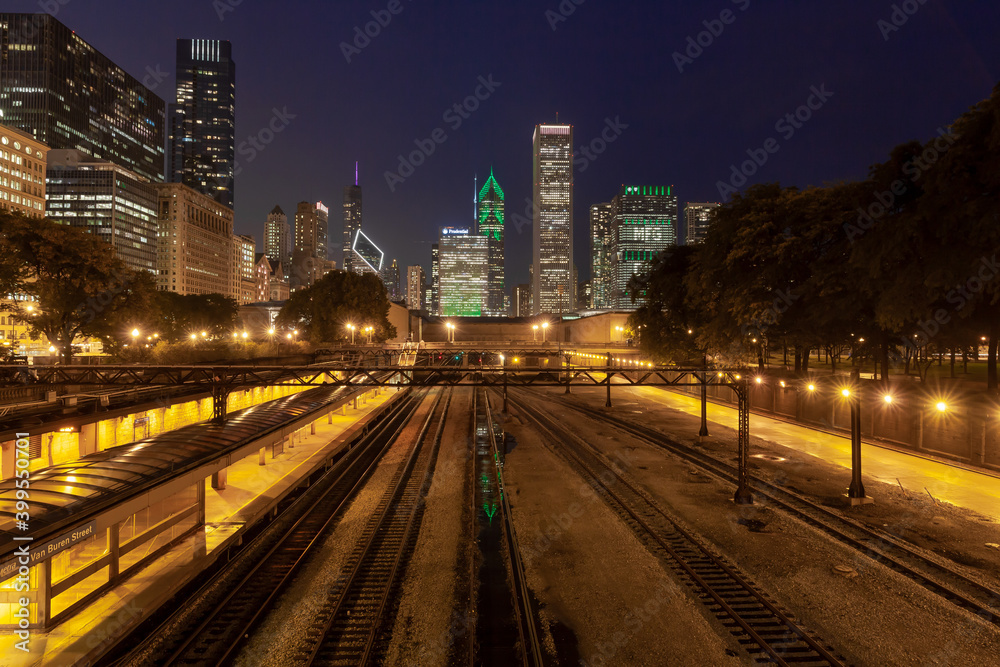 Fototapeta premium Chicago railway lines and skyline