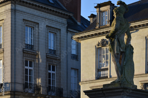 Statue de Du Guesclin à Nantes, veillant sur le cour Saint Pierre. Nantes, France