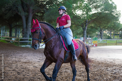 Chica hipica montando a caballo ecuestre en club de monta caballo andaluz cadiz doma clasica vaquera