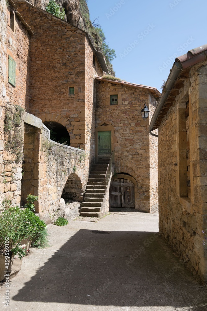 Peyre, village médiéval au dessus du tarn, avec son église troglodytique en Aveyron.	