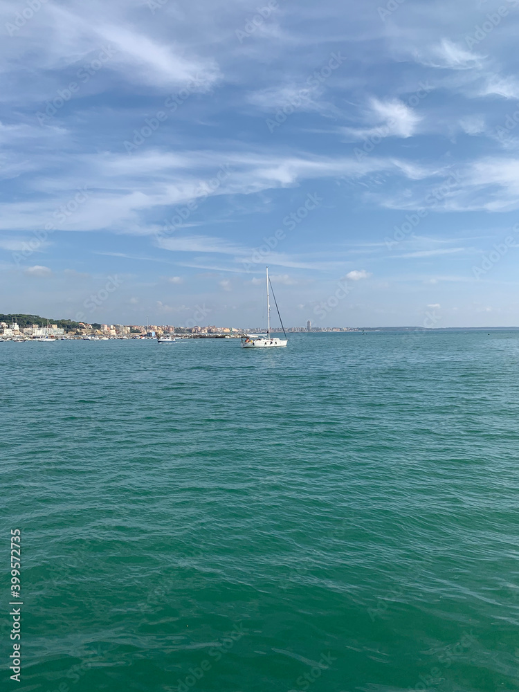 Obraz premium the sail sails out to sea