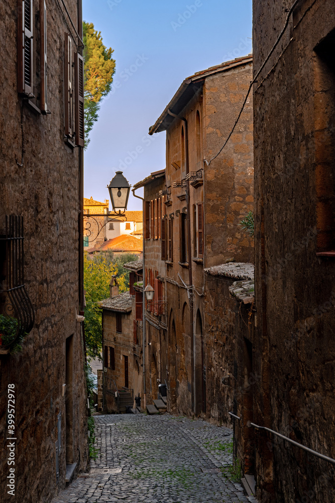 Straße in der Altstadt von Orvieto in Umbrien in Italien Straße in der Altstadt von Orvieto in Umbrien in Italien