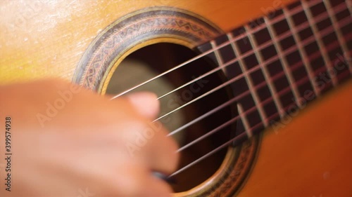 Suonare la chitarra acustica