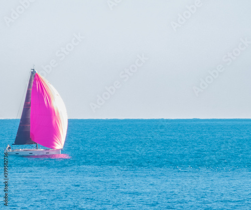 Voilier à voile rose