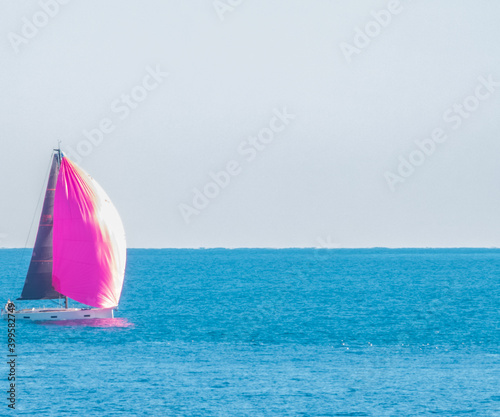 Voilier à voile rose