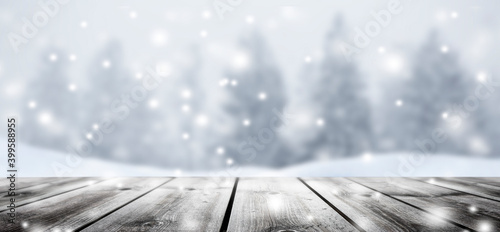 Unscharfer Hintergrund mit Schnee und Schneeflocken