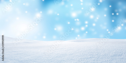 Unscharfer Hintergrund mit Schnee und Schneeflocken © by-studio