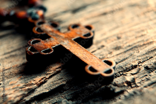 Papier peint wood cross on wood table