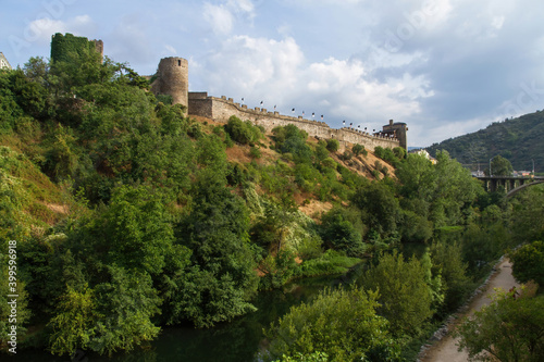 Muralla y torres del Castillo templario de Ponferrada en la vertiente hacia el río 