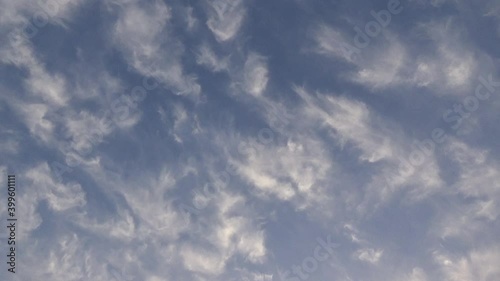 冬の午後の太陽を外した上方のゆっくりと雲が流れる空。 photo