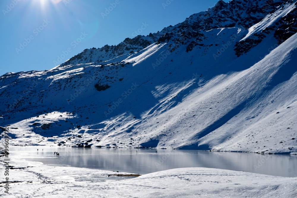 Fototapeta premium Schlittschuhlaufen auf dem ersten Schnee