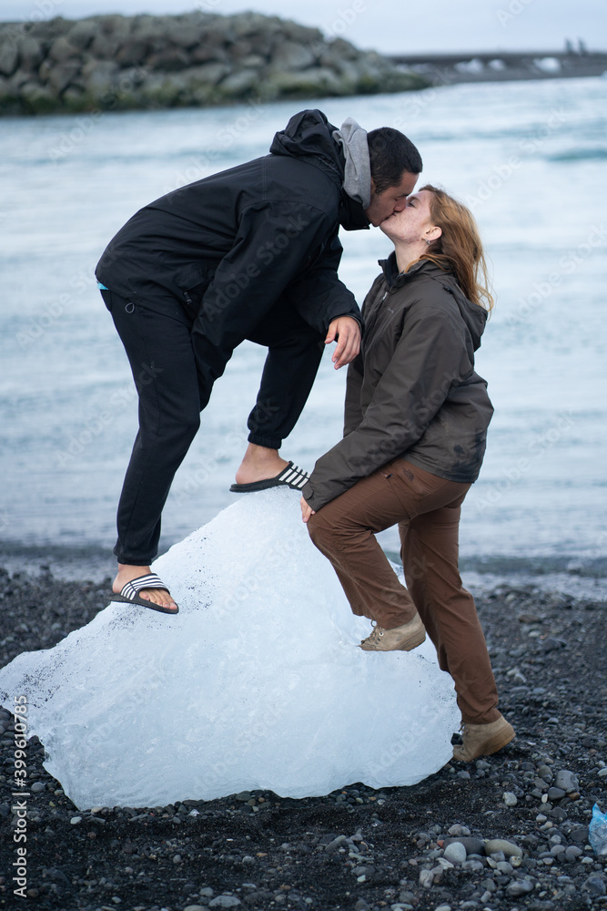 couple kissing on the beach of Jökulsárlon in Iceland