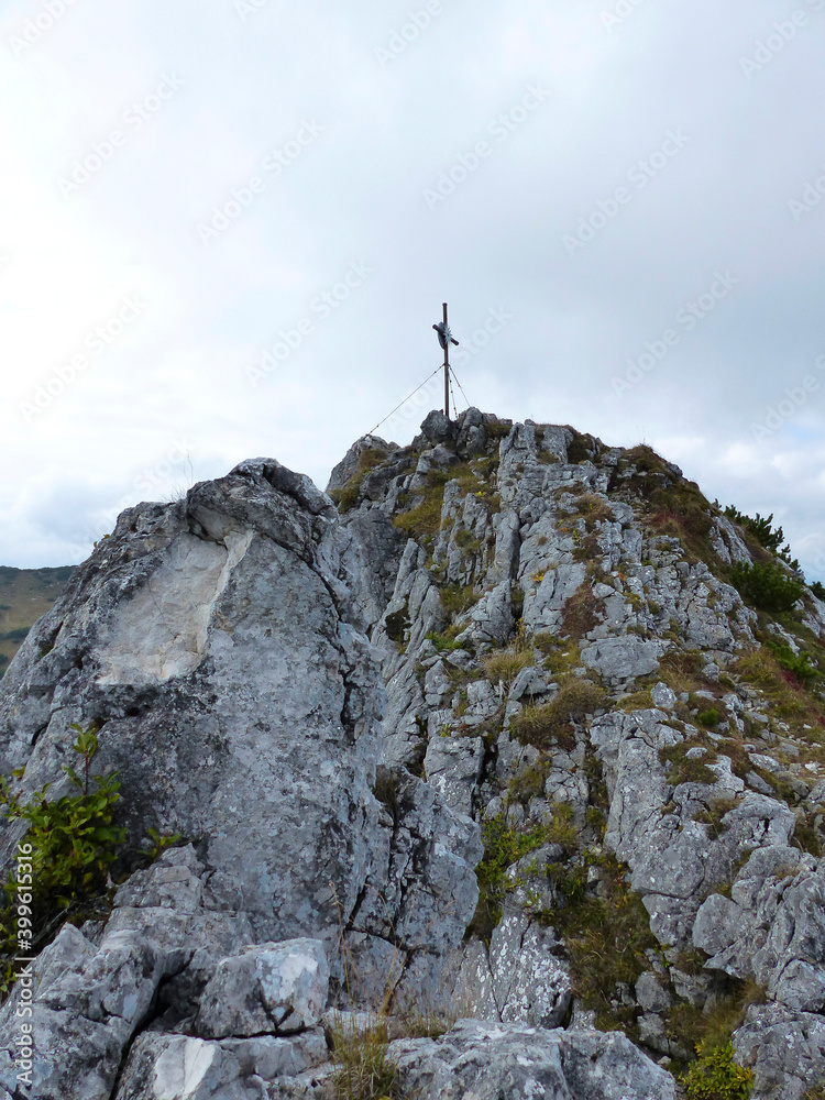 Fototapeta premium Summit cross at Ruchenköpfe mountain, Soinsee lake, Mangfall, Bavaria, Germany