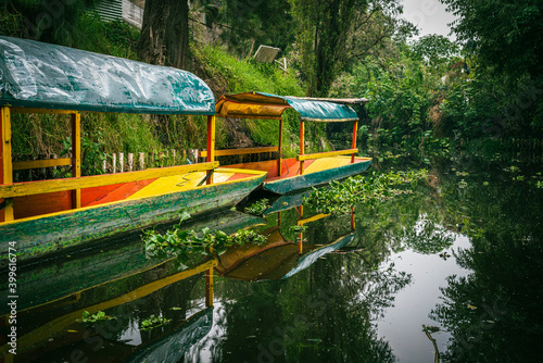 Trajineras en los canales de Xochimilco en México
