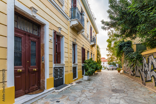 Fototapeta Naklejka Na Ścianę i Meble -  Colorful street view in Plaka District of Athens.