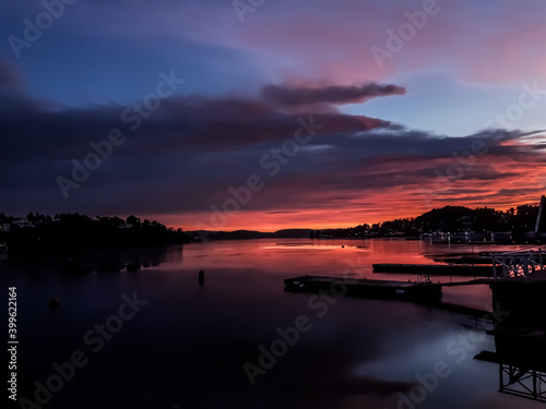 Fototapeta Naklejka Na Ścianę i Meble -  dramatic sunset over the water - Bekkelaget