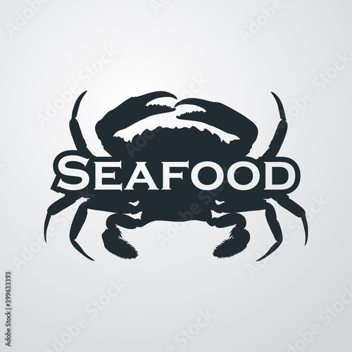 Logotipo con texto Seafood en silueta de cangrejo de mar en fondo gris